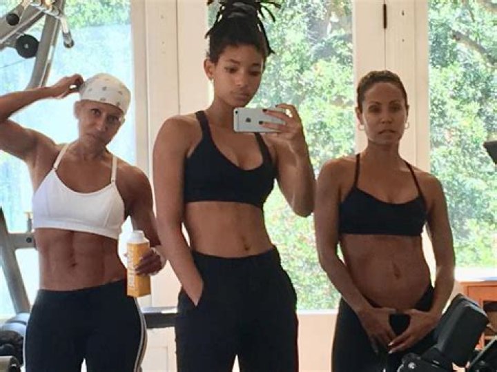 Jada Pinkett-Smith’s Mom Show Off Her Abs In Crop Top In New Selfie – Hollywood Life