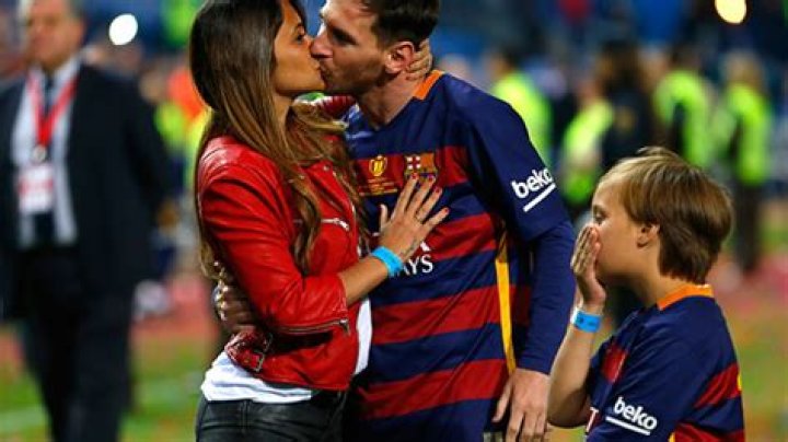 [PIC] Lionel Messi Kisses Wife After Barcelona’s Big Win In Copa Del Rey Final – Hollywood Life