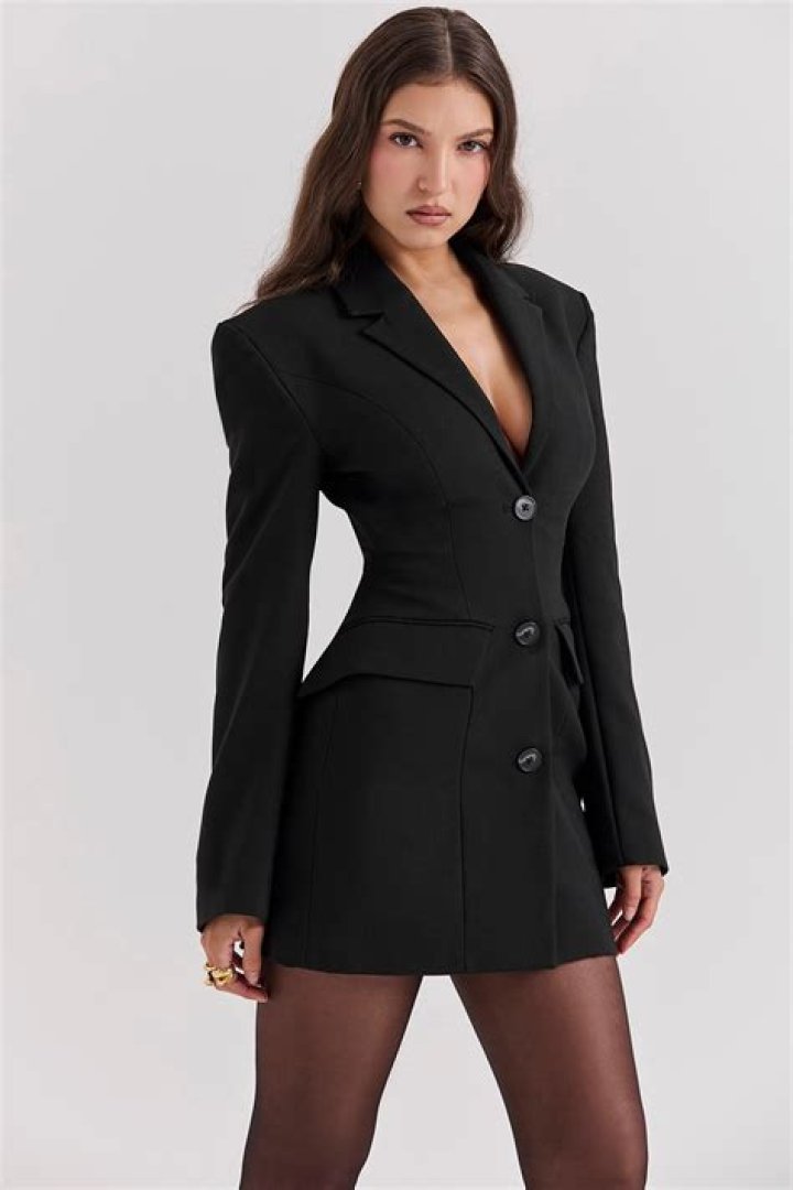 Millie Bobby Brown’s Black Blazer Mini Dress On ‘GMA’: Photos – Hollywood Life